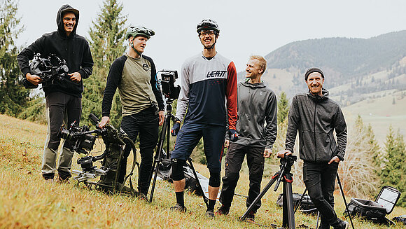 Felix Heine und Tillmann Brothers Film Crew stehen an Berghang mit Kamera Equipment