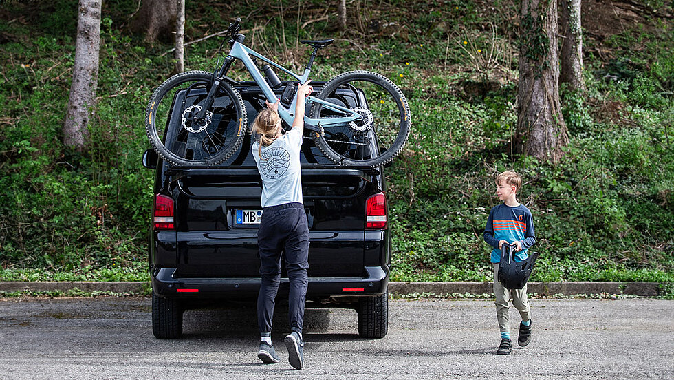 Andrea Noesel hebt ihr E-MTB vom Auto