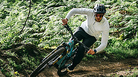 Ein Mann beim Fahren auf dem YETI MTe E-Bike auf einem Waldtrail