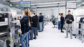 Mitarbeiter in der Produktion an einer Produktionslinie