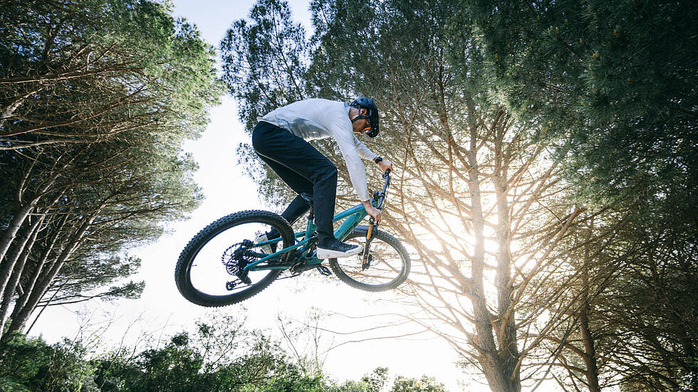 Ein Mann auf dem YETI MTe E-Bike im Sprung