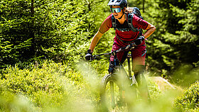 Steffi Marth auf Bike in grüner Natur