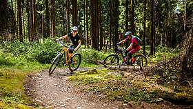 Steffi Marth mit Anna auf 2 E-Bikes in der Kurve