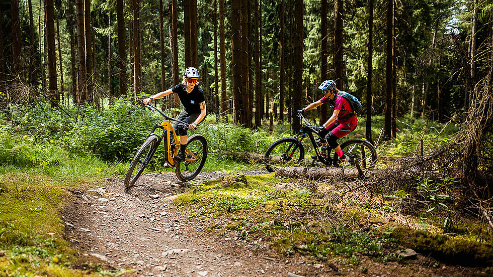 Steffi Marth mit Anna auf 2 E-Bikes in der Kurve