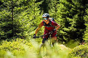 Steffi Marth auf Bike in grüner Natur