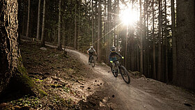 Andrea Noesel mit ihrem Sohn auf einem Trail