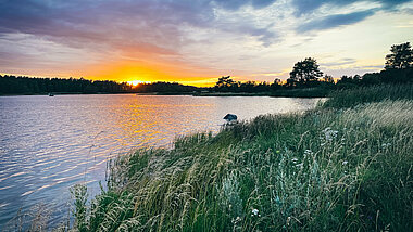 Sonnenuntergang über dem Wasser in Schweden