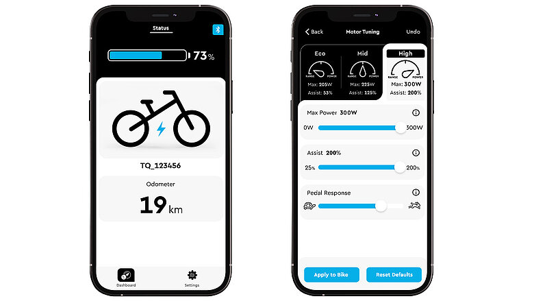 Zwei Smartphones mit jeweils zwei Screens. Auf der linken Seite ist der aktuelle Status der Fahrt und auf der rechten Seite sind detaillierte Informationen über die Fahrt zu sehen.