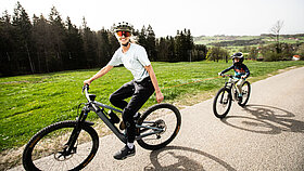 Andrea Noesel und ihr Sohn beim Biken