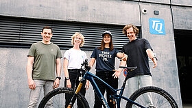 Steffi Marth mit TQ-Mitarbeitern und TREK Bike vor TQ-Standort Inning