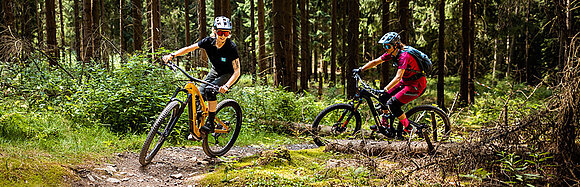 Steffi Marth mit Anna auf 2 E-Bikes in der Kurve