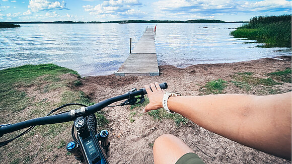 E-Bike Lenker zeigt auf Steg