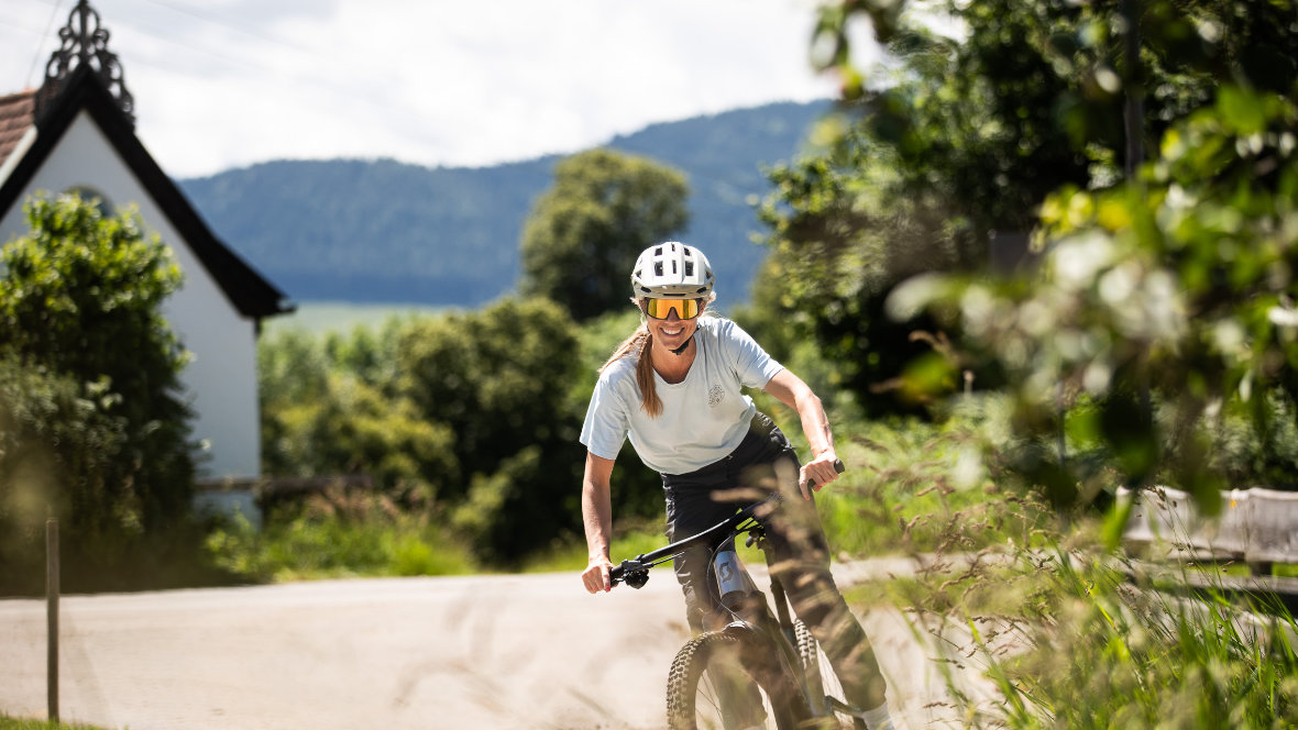 Andrea Noesel mit ihrem E-MTB im Ort